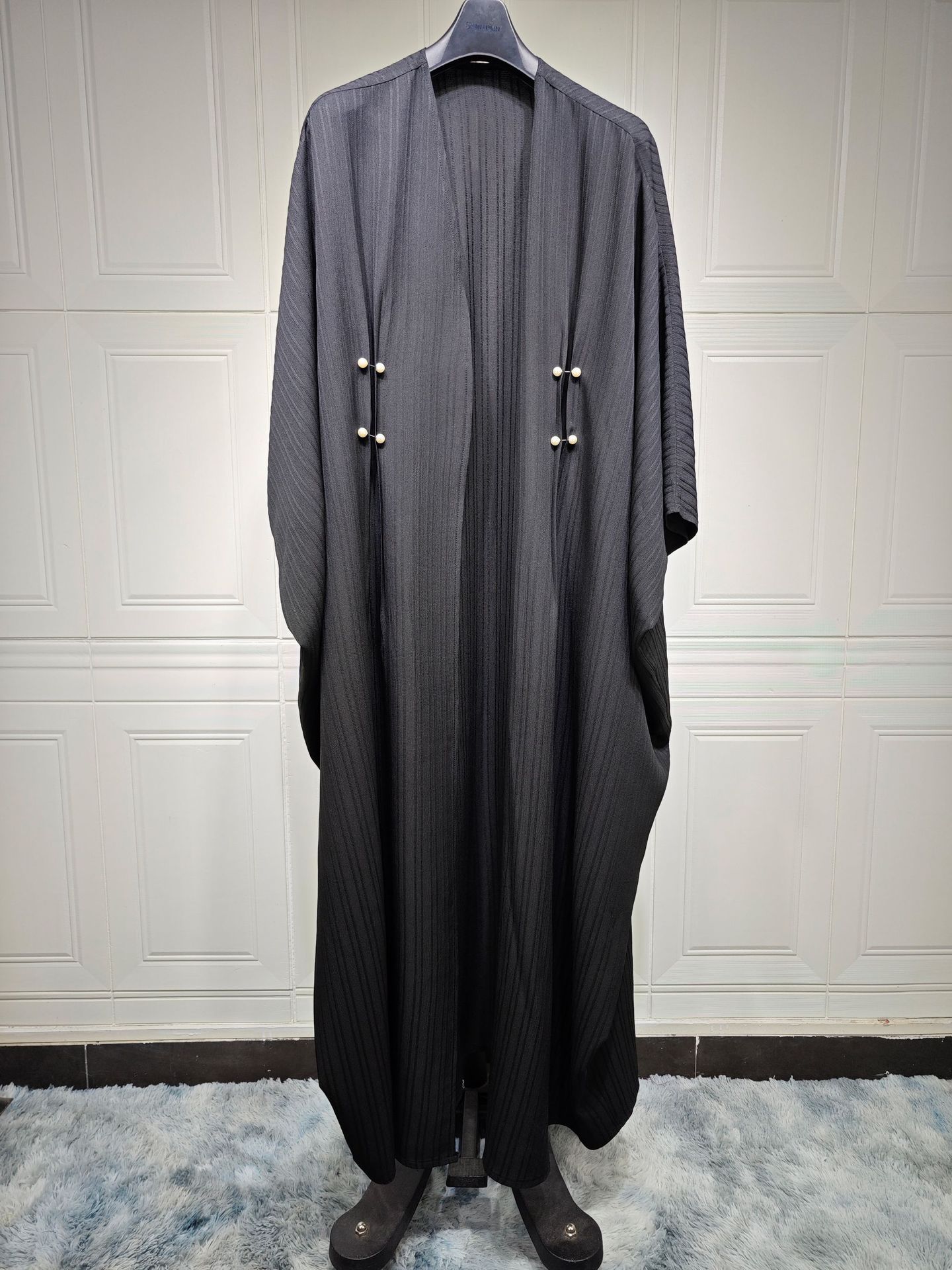 Abaya mit arabischen Buchstaben