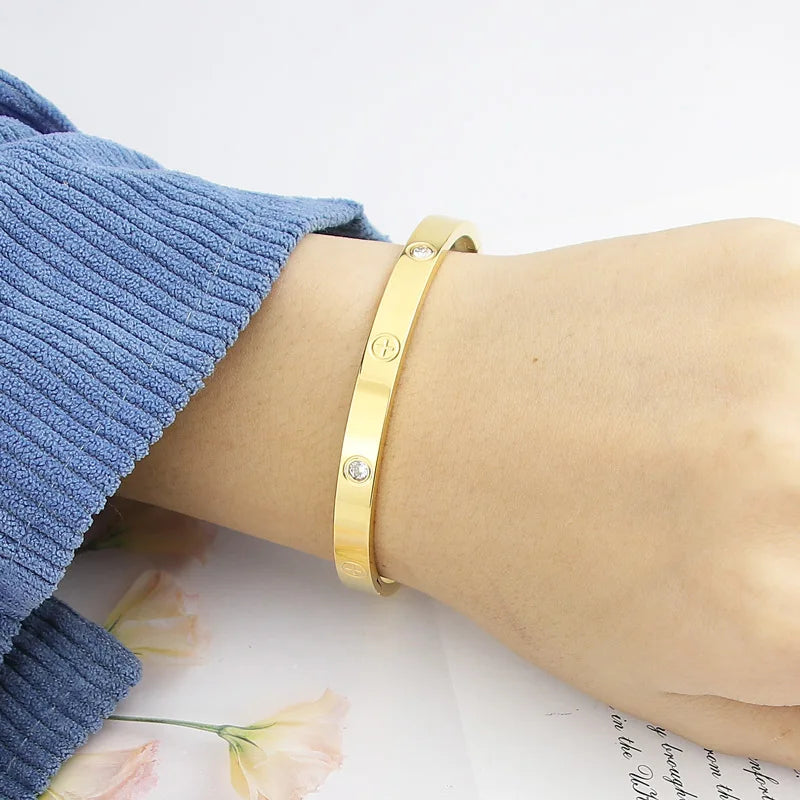 Pulsera de uñas con circonitas y tuercas cruzadas de nuevo diseño