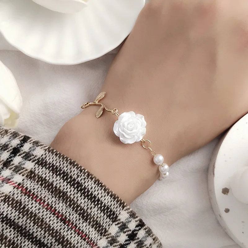 Armband aus roter Rose und Kunstperle im koreanischen Stil