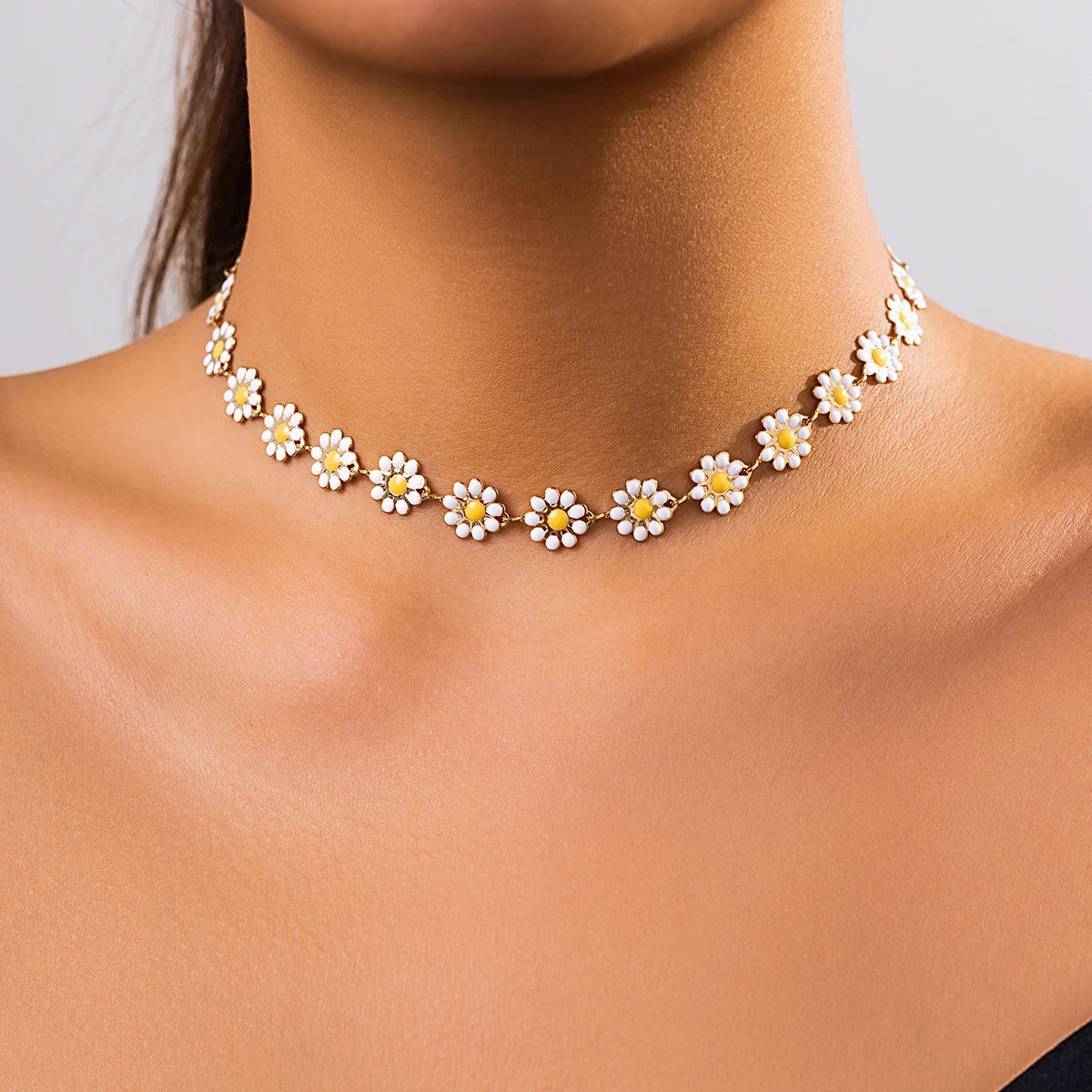 Collar de cadena de clavícula con margaritas y flores